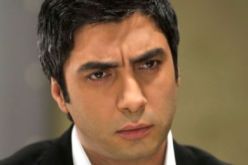 بالصور بطل سلسلة وادي الذئاب شاشماز يؤدي مناسك العمرة