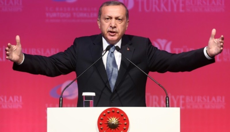 دهم مقر مجلة سخرت من اردوغان واعتقال مدير التحرير