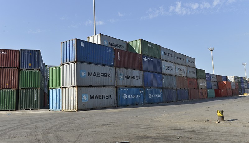 مفتش جمارك و4 آخرون أمام القضاء بتهمة  استيراد مواد تجميل برخصة مزورة