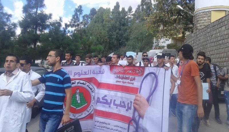 بالصور.. طلبة كلية الطب بقسنطينة يحتجون