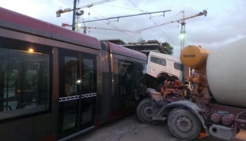 بالفيديو والصور.. شاحنة تصطدم بترمواي في المغرب