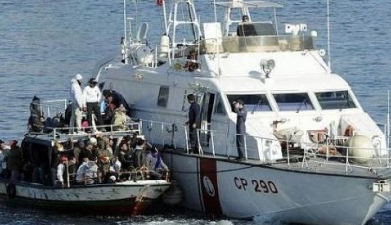 خفر السواحل الإيطالي ينتشل 5 جثث لمهاجرين وينقذ المئات