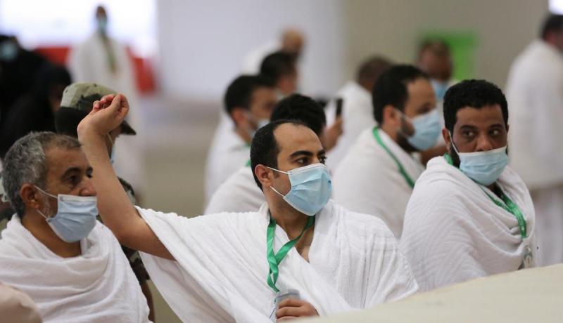 ضيوف الرحمان يرمون الجمرات الثلاث في أول أيام التشريق