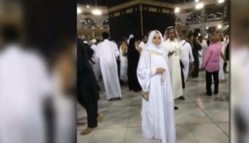 بالصوّر.. الفنّانة نوال أيلول تؤدّي مناسك العمرة