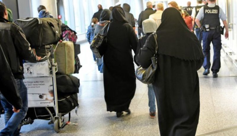 بالفيديو.. وصول أول دفعة لاجئين سوريين إلى ألمانيا