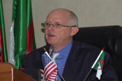 السفير الامريكي  بالجزائر يتجول في مدن العاصمة منتقلا على رجليه