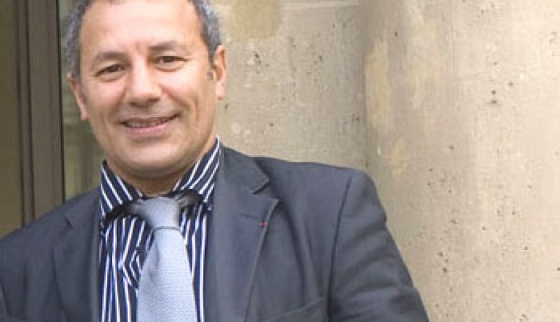 سفير من أصول جزائرية يستقيل من منصبه تنديدا بالعنصرية  في فرنسا