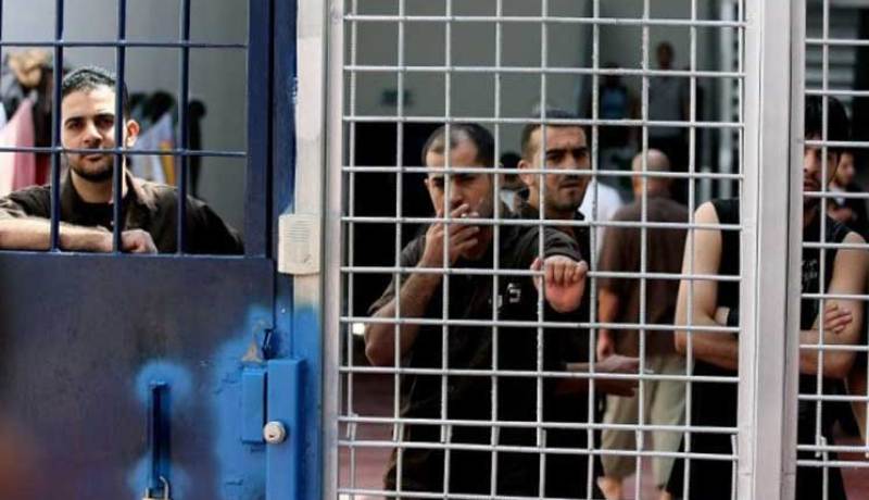 أكثر من ألف فلسطيني يضربون عن الطعام في سجون الإحتلال الإسرائيلي
