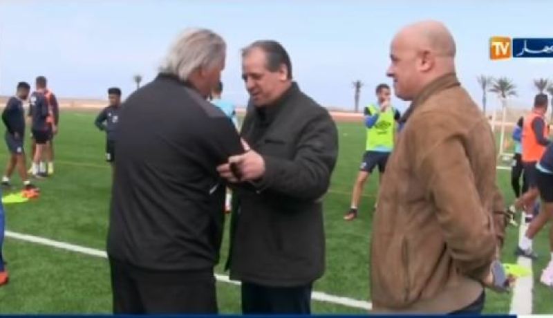 بالفيديو.. ولد علي في زيارة تحفيزية للعميد قبل مواجهة بيشام يوناتيد الغاني