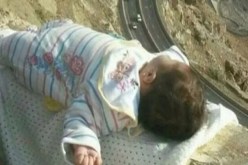 شاهد الصّورة الّتي دفعت رجلا بالمخاطرة بحياة رضيعه