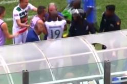 بالفيديو.. لاعب مولودية الجزائر يرفض الخروج ويتشابك مع مدربه