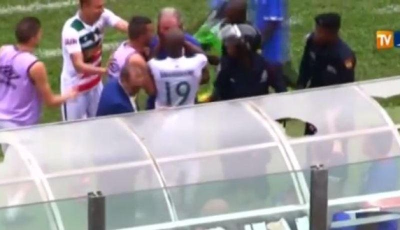 بالفيديو.. لاعب مولودية الجزائر يرفض الخروج ويتشابك مع مدربه