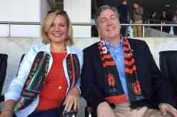 بالصور.. السفير الأمريكي حاضر رفقة زوجته لمتابعة الداربي العاصمي