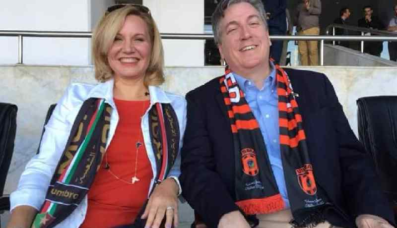 بالصور.. السفير الأمريكي حاضر رفقة زوجته لمتابعة الداربي العاصمي