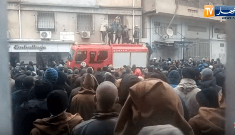 بالفيديو.. محاولة انتحار شاب وسط مدينة المدية