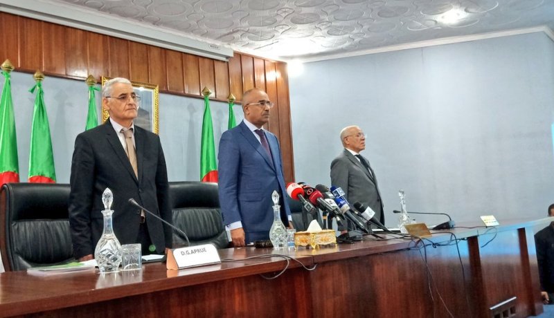 انجاز 100 ألف عمود انارة عمومية مزود بالألواح الشمسية أفاق 2020