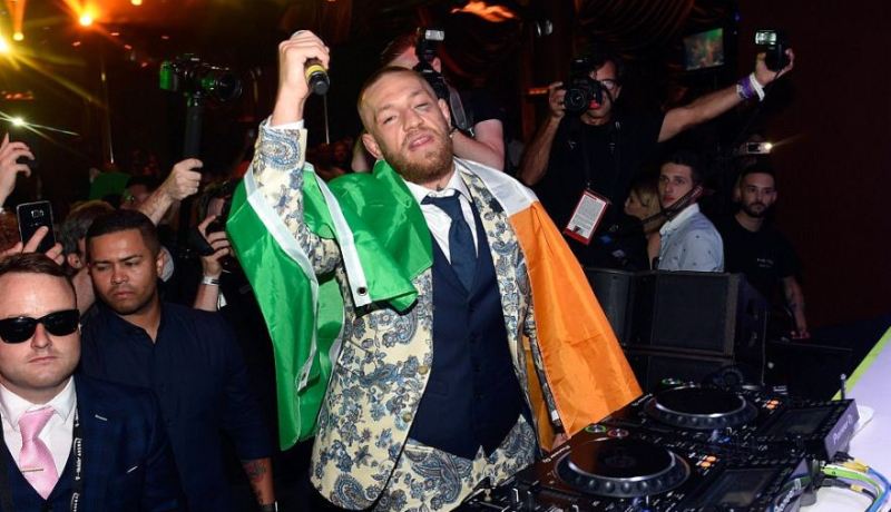 بالصور..”ماكريغور” يحتفل بهزيمته ضد “مايويذر” في ملهى بـ”لاس فيغاس “