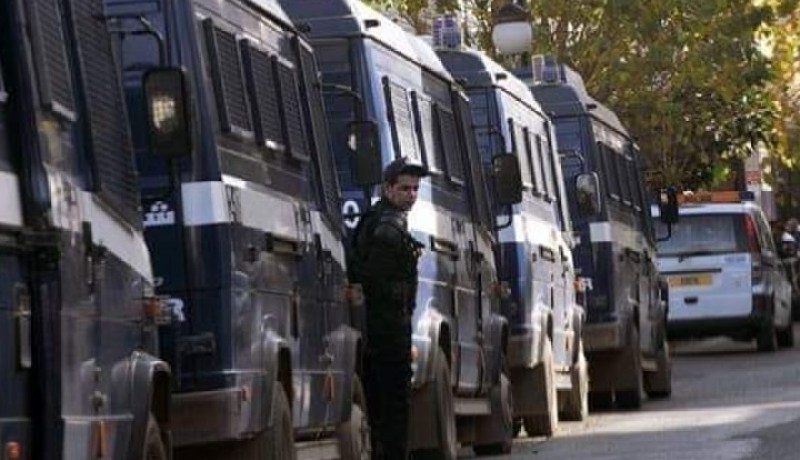 إصابة 7 أعوان شرطة بعد مواجهات مع محتجين في “قصر الشلالة” بتيارت