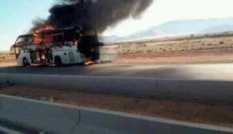 بالصور…نجاة مسافرين بأعجوبة في حادث احتراق حافلة بالنعامة
