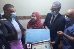 والي المسيلة يُكرم التلميذة المُتحصلة على المرتبة الثانية في البكالوريا