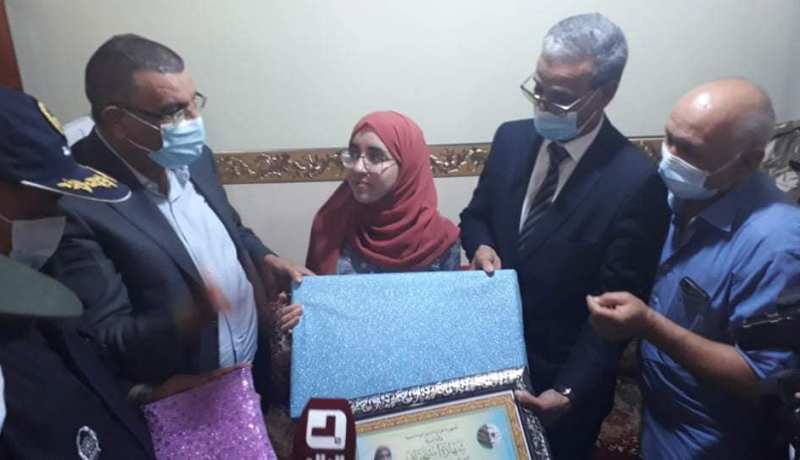 والي المسيلة يُكرم التلميذة المُتحصلة على المرتبة الثانية في البكالوريا