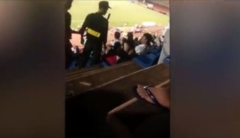 بالفيديو  إمراة تتلقى صفعتين من طرف شرطي في ملعب