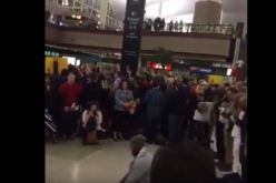 بالفيديو.. مسلمون يصلون في أحد مطارات أمريكا وسط تضامن كبير من الأمريكيين