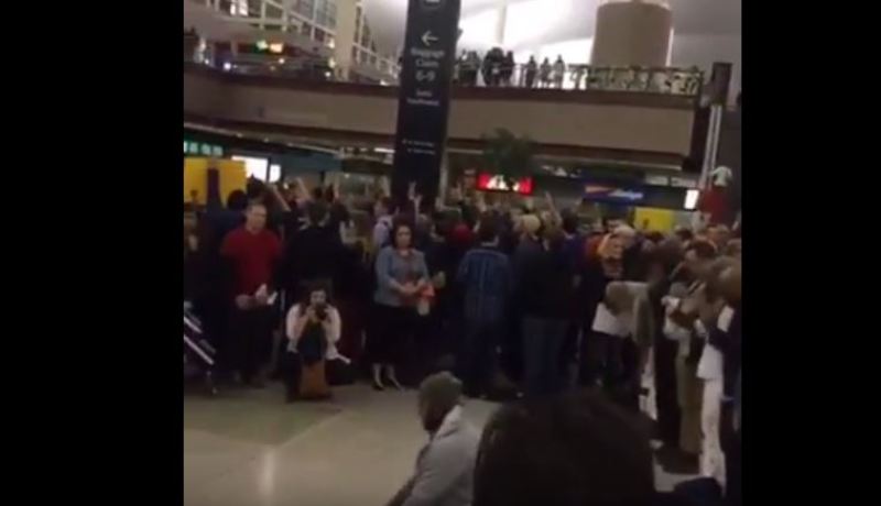 بالفيديو.. مسلمون يصلون في أحد مطارات أمريكا وسط تضامن كبير من الأمريكيين