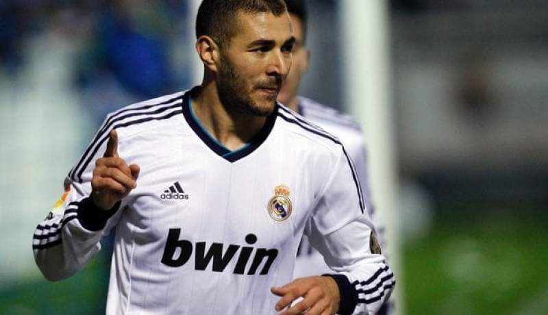 وكيل بن زيمة يتفاوض حول انتقال اللاعب الى مانشستر يونايتد