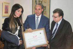 سهيلة بن لشهب تشكر عزالدين ميهوبي على تكريمها في مسابقة  الحنجرة الذهبية
