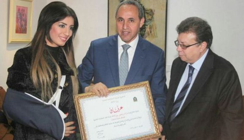 سهيلة بن لشهب تشكر عزالدين ميهوبي على تكريمها في مسابقة الحنجرة الذهبية