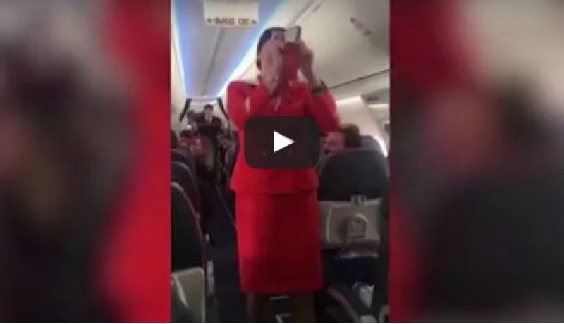 بالفيديو .. هذا ما يحدث للمضيفة عندما تمتلىء الطائرة بالمشجعين