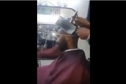 بالفيديو.. حلاق يقوم بأحدث  التسريحات بالساطور والمطرقة