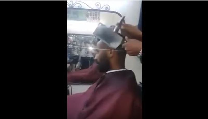 بالفيديو.. حلاق يقوم بأحدث  التسريحات بالساطور والمطرقة