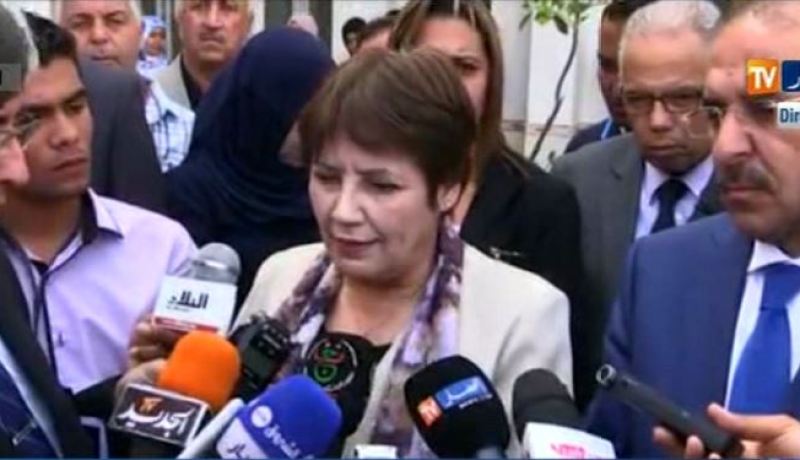 بن غبريت.. أشخاص من داخل مراكز الإمتحانات يقومون بنشر المواضيع على الفايسبوك