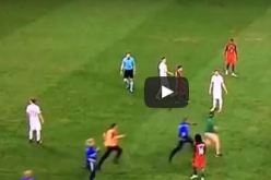 بالفيديو.. مشجع يقتحم الملعب يهاجم كريستيانو