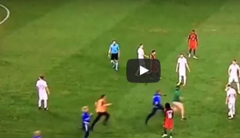 بالفيديو.. مشجع يقتحم الملعب يهاجم كريستيانو