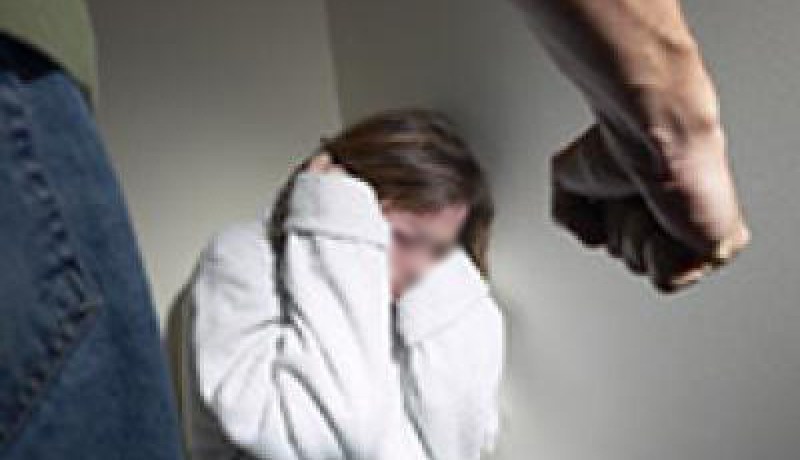 برايجي يضرب زوجته يجوّعها ويهجرها في الفراش لأنها  بلوزدادية