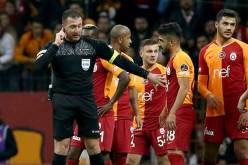 إيقاف حكمين مدى الحياة بسبب ركلة جزاء !!