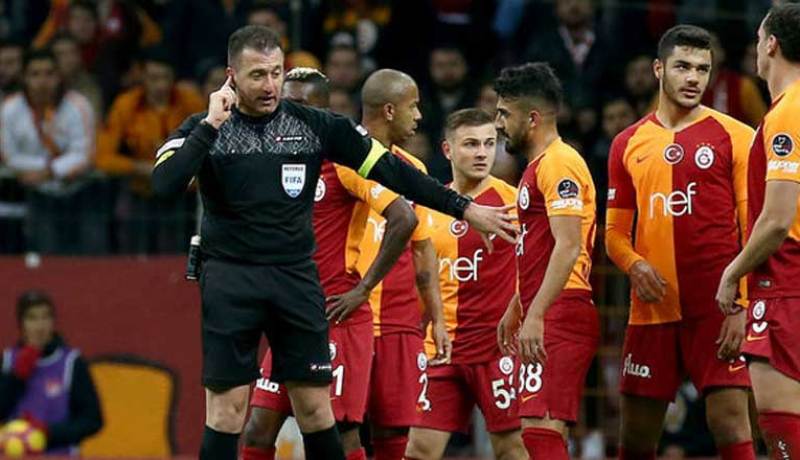 إيقاف حكمين مدى الحياة بسبب ركلة جزاء !!