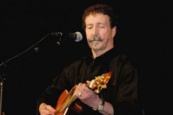 لونيس آيت منقلات يلهب القاعة البيضاوية بأجمل أغانيه