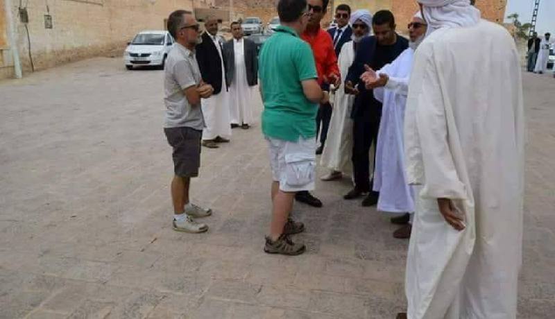 حذاء سفير بريطانيا بالجزائر يثير ضجة بـ”الفايسبوك”