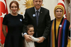ليندسي لوهان تظهرلأوّل مرة منذ اعتناقها الإسلام تلتقي أردوغان وتهديه قلادة العالم أكبر من خمسة