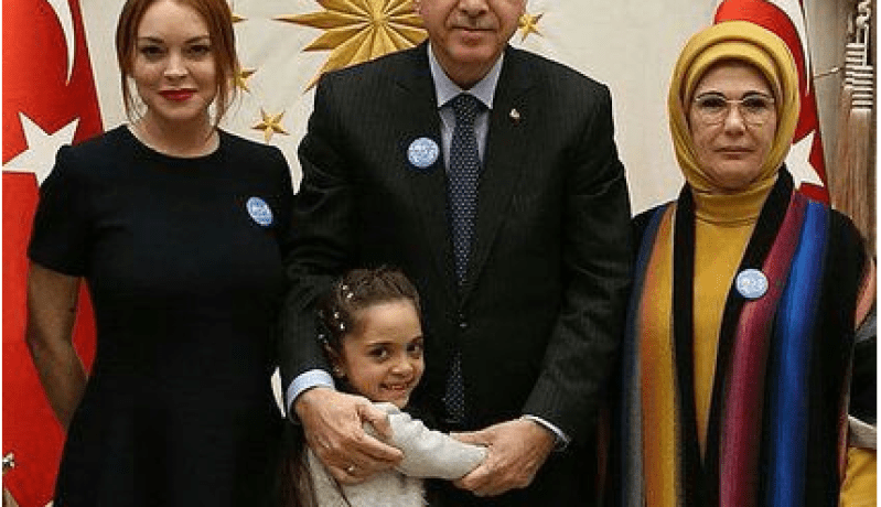 ليندسي لوهان تظهرلأوّل مرة منذ اعتناقها الإسلام تلتقي أردوغان وتهديه قلادة العالم أكبر من خمسة