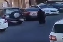 بالفيديو.. إمرأة تقوم بتصرف غريب لعدد من السيارات