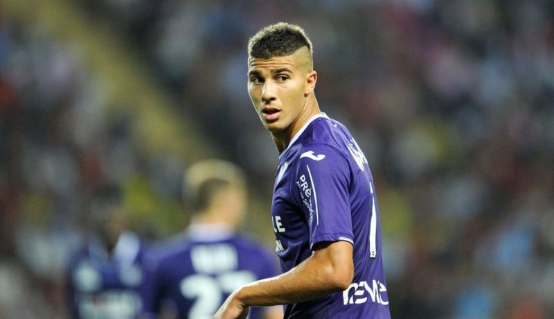 مشاش “خلطها”.. يتشابك مع زميلين له ومُهدد بالطرد!