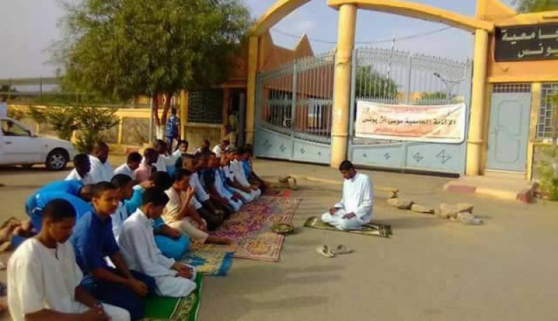 بالصور.. طلاب تمنراست يحتجون بطريقتهم الخاصة