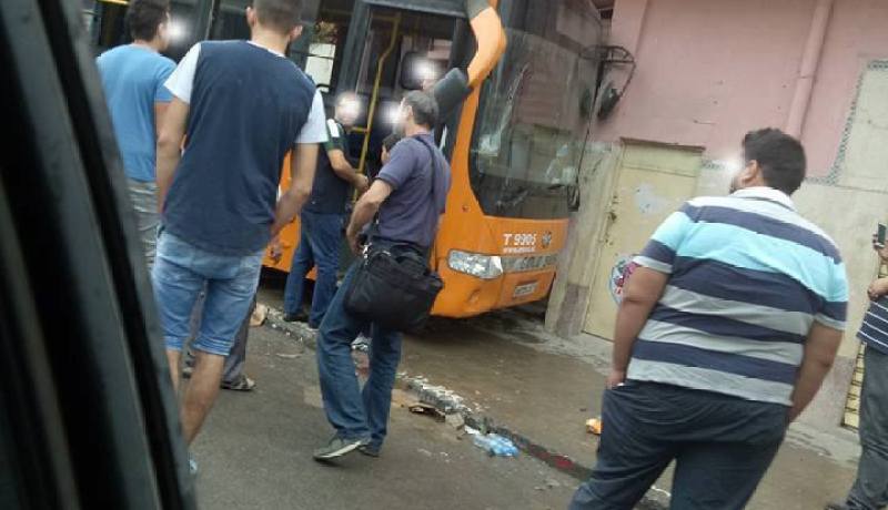 بالصور اصطدام حافلة ” إيتوزا ” بحائط  منزل في حي بومعطي بالحراش