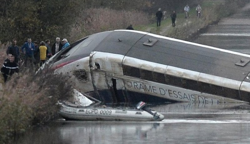 مقتل 10 أشخاص إثر خروج  قطار عن السكة  أثناء تجربته في فرنسا