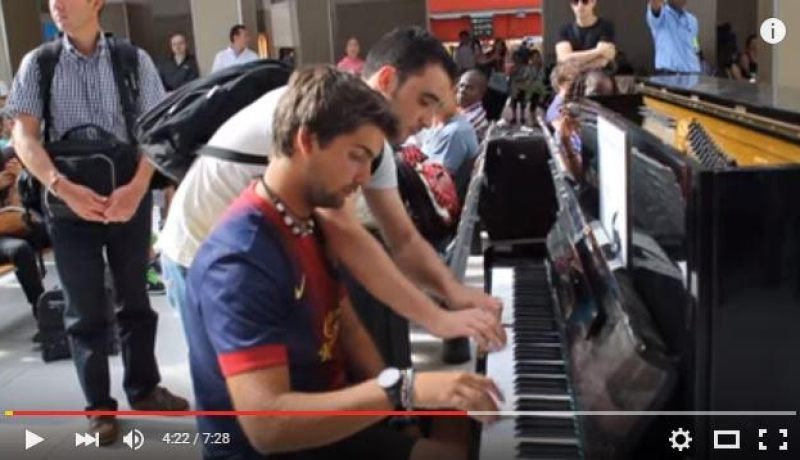 فيديو لشاب جزائري عازف على البيانو في محطة فرنسية يحصد الملايين من المشاهدة